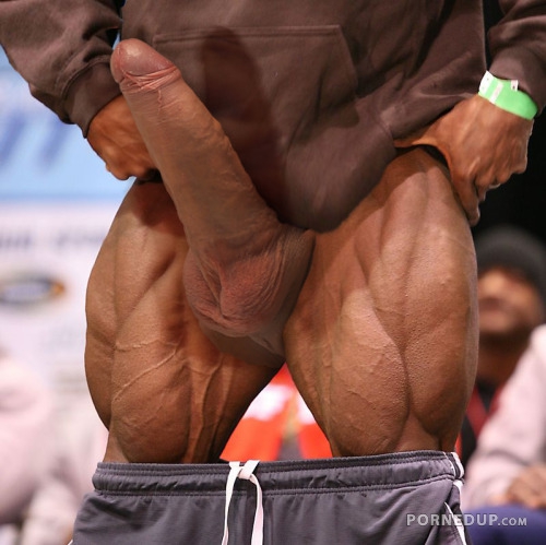 Bodybuilder With Big Dick needs cock