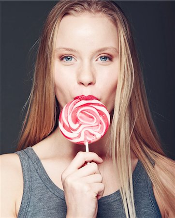 alma bernaldo recommends Girl Sucking On Lollipop
