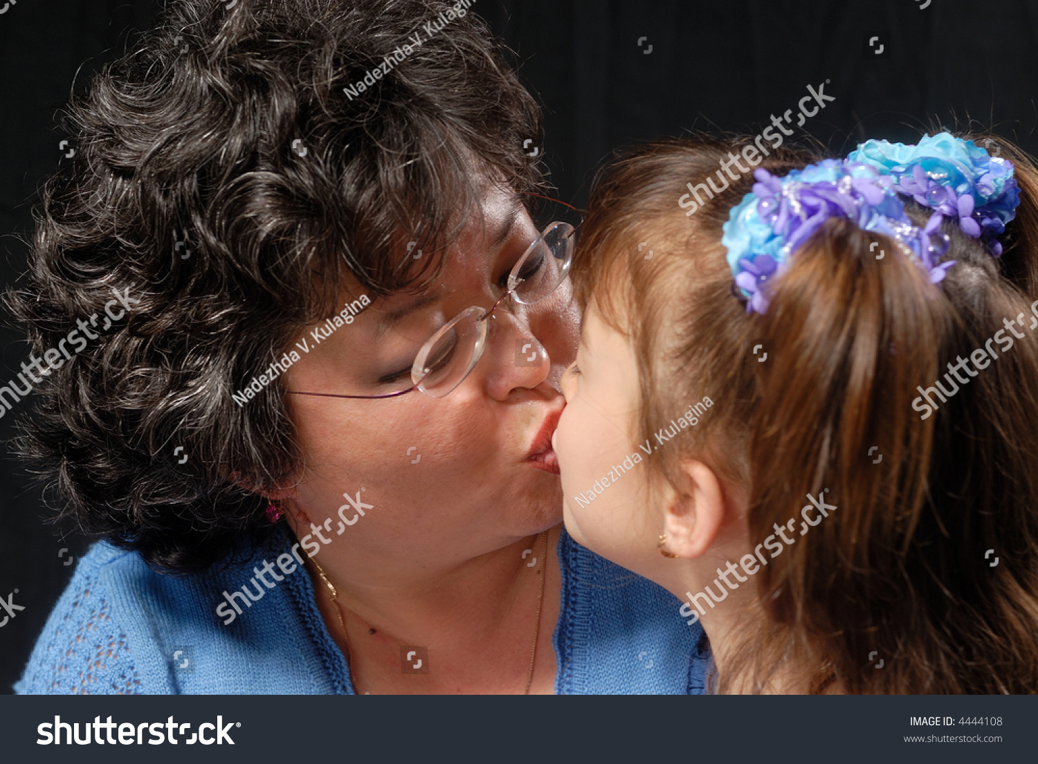 cheryl calloway add mom and daughter kissing photo