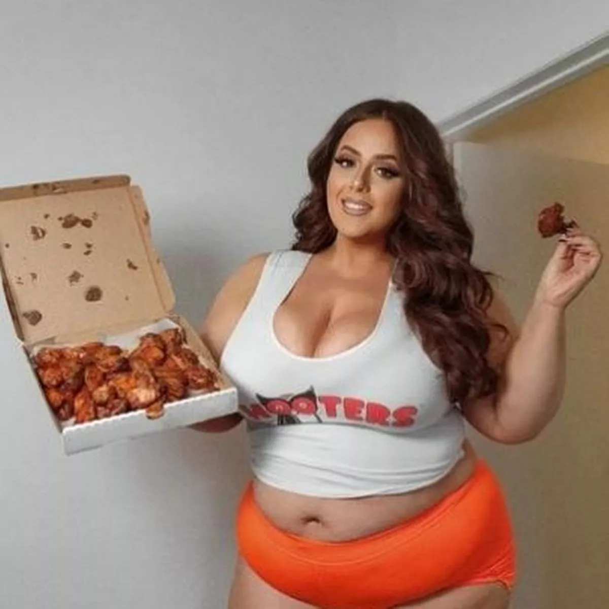 chasity lamb recommends Plus Size Hooters Girl