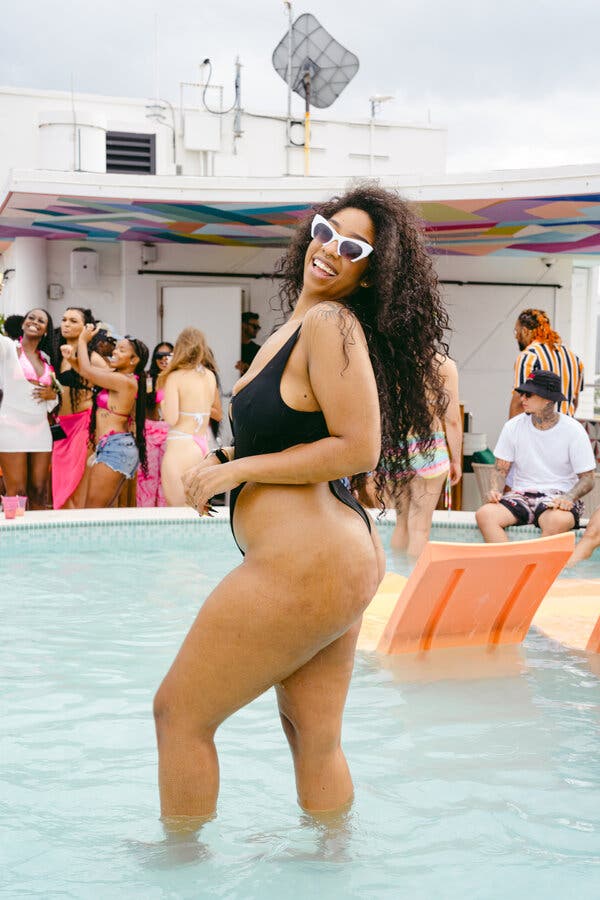 damien k recommends thick black women in thongs pic