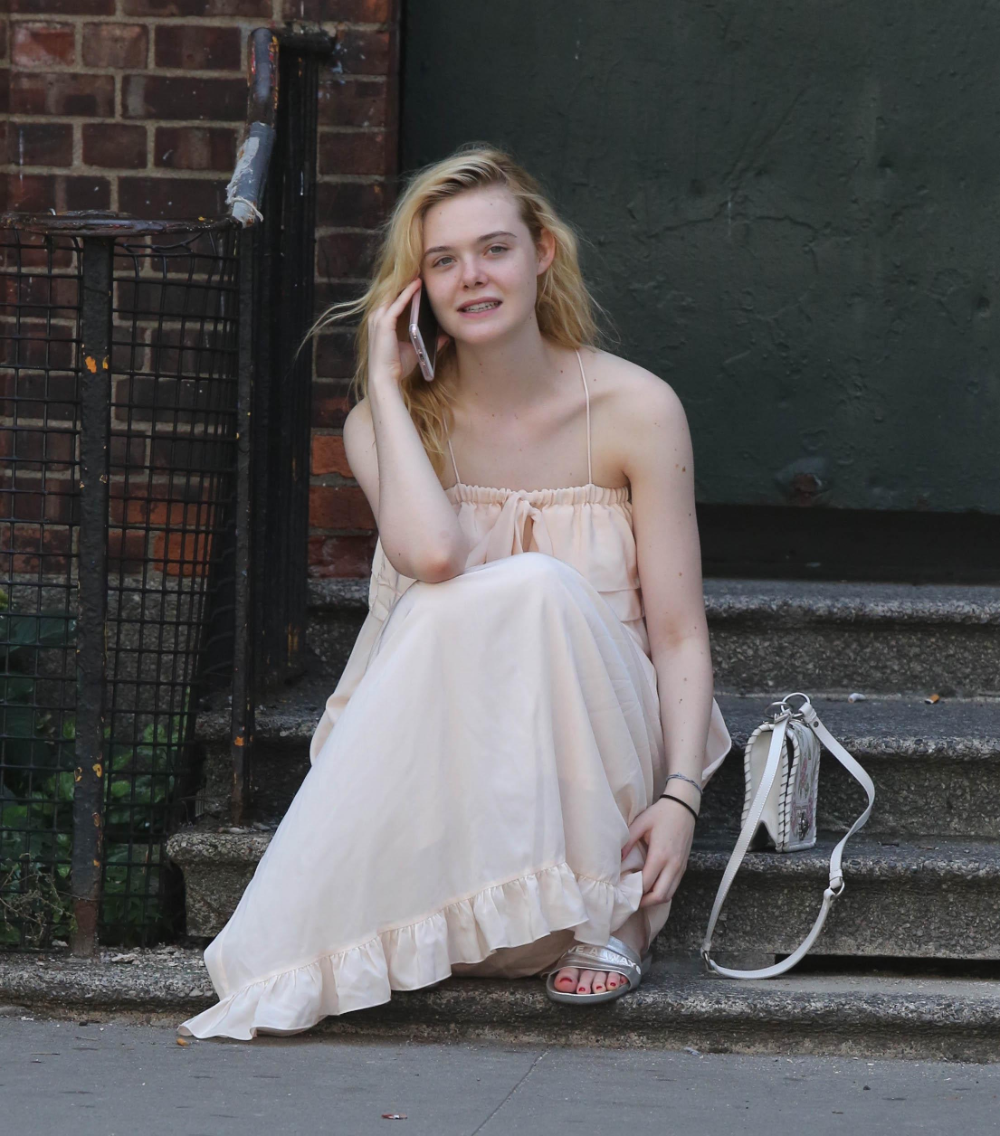 chenta qu add elle fanning feet photo