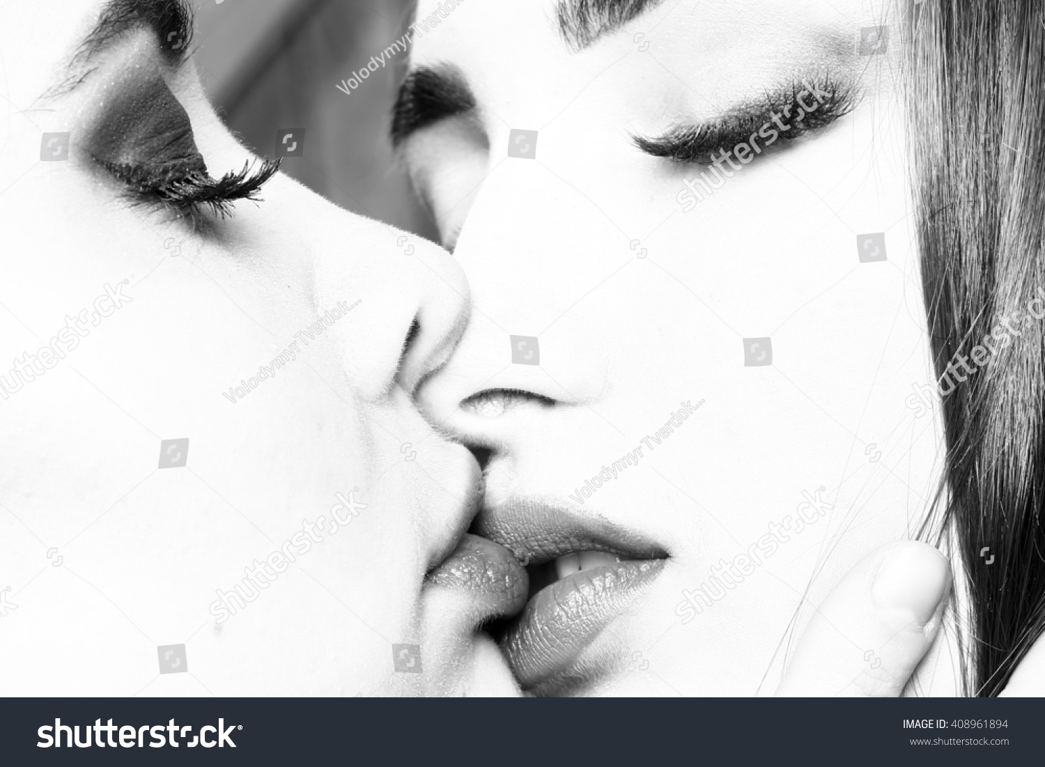 dina verzosa share two sexy girls kiss photos