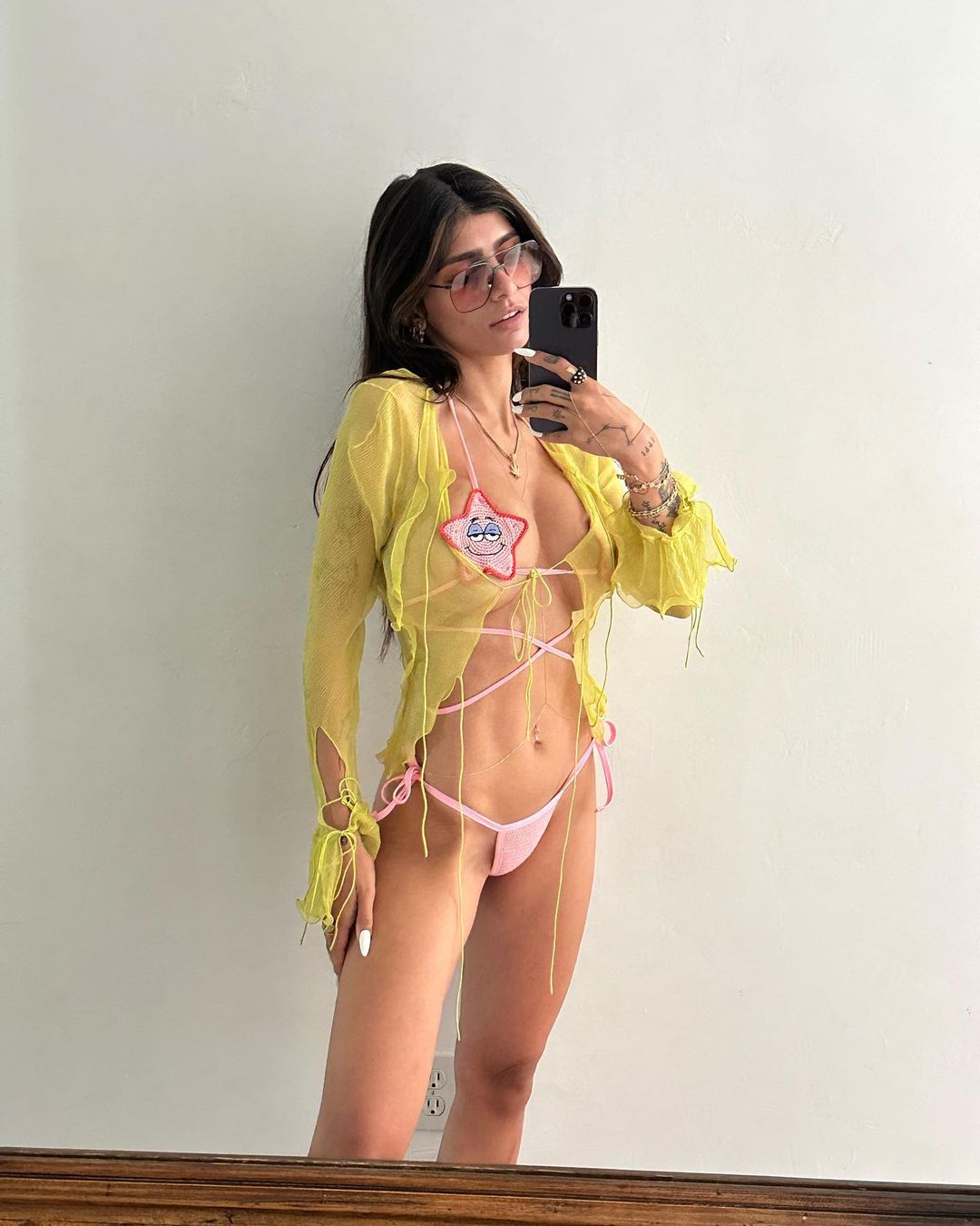 dezzy lewis add mia khalifa with fan photo