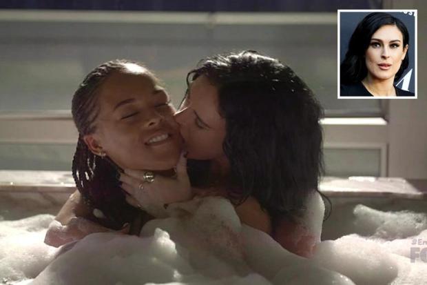 Lesbians Kissing In Bathtub os motumbos