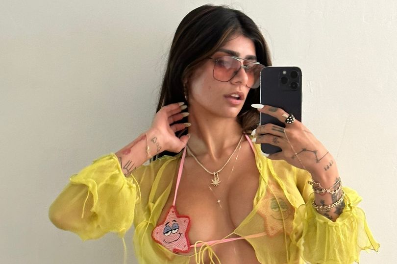 andy wells recommends Mia Khalifa With Fan