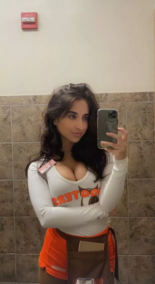 chelsea chee recommends Sex With Hooters Waitress
