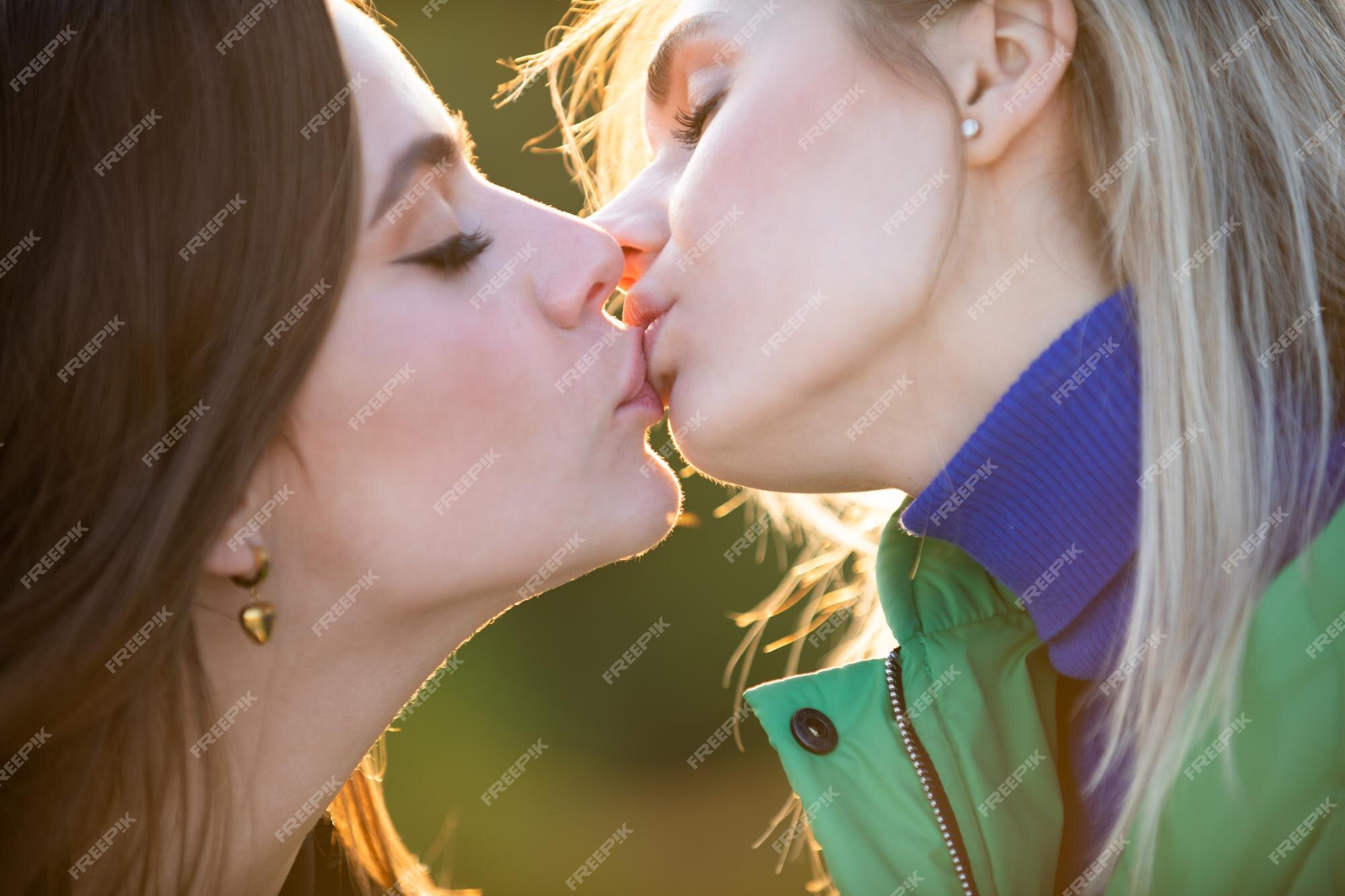 Hot Lesbians Kissing cumshot twitter