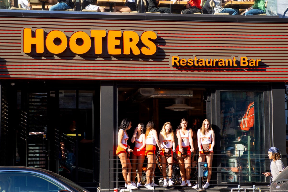 dave carlo recommends plus size hooters girl pic