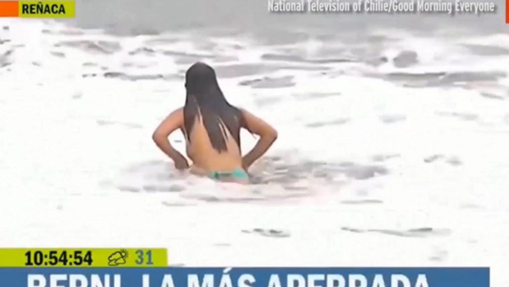 woman loses bikini top