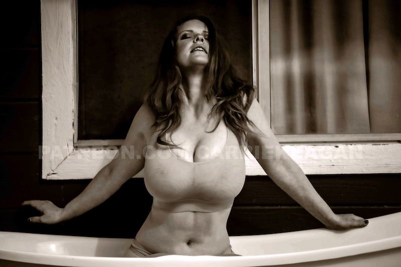 Carrie Keagan Topless amateur italian