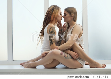 really hot girls kissing