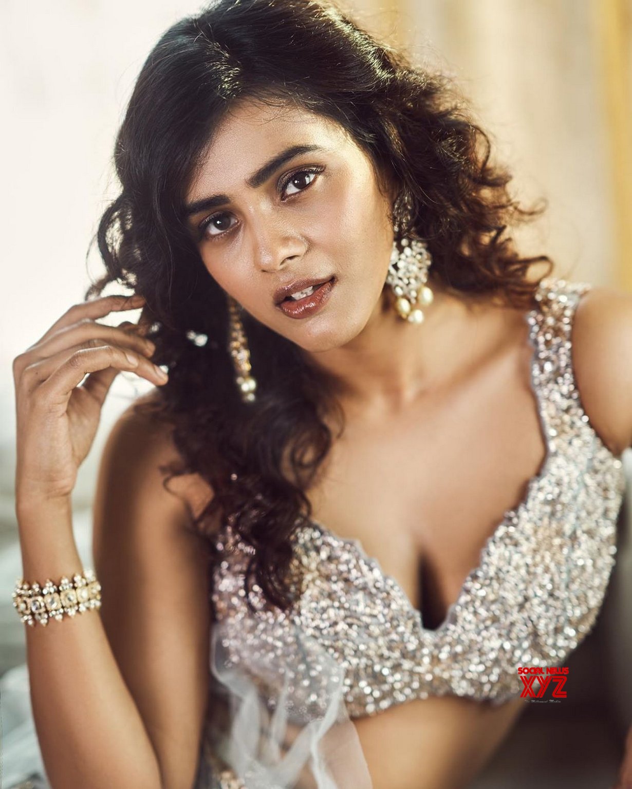 dale oldfield add hebah patel hot photo