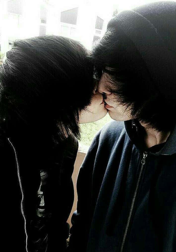 bonnie swanson recommends hot emo boy kissing pic