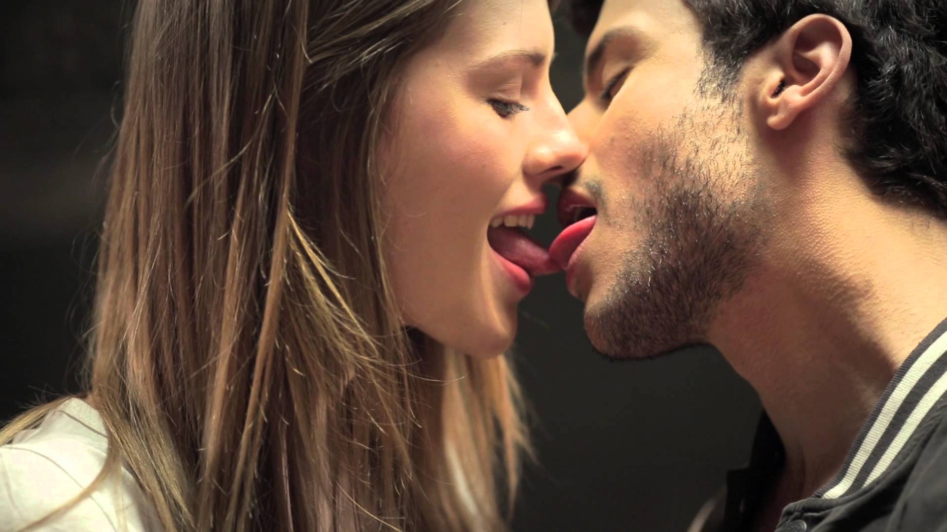danny buchnik recommends How To Tongue Kiss A Boy