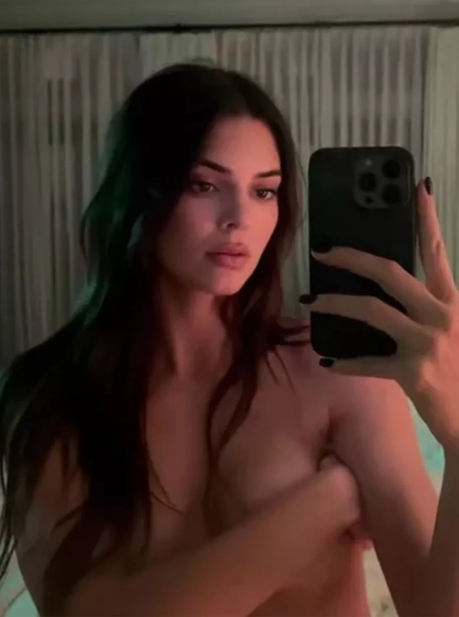 chloe sawyer recommends kendall jenner topless pic