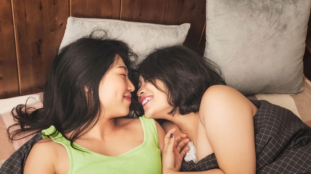 lesbian having sex in bed