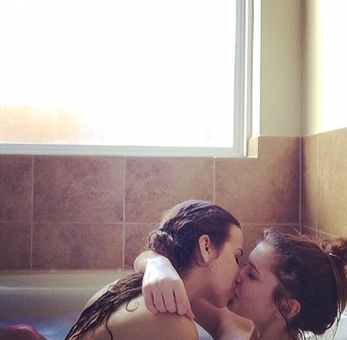 charlie youngman share lesbians kissing in bathtub photos