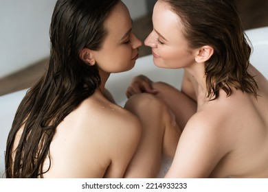 cheska roque recommends Lesbians Kissing In Bathtub