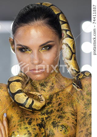 dakota thorpe add naked lady with snake photo